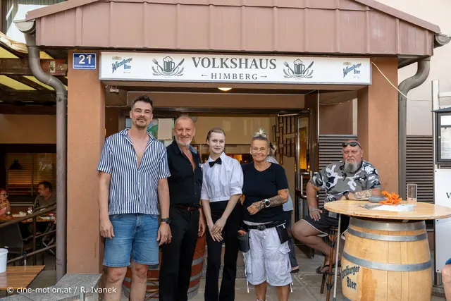 GF Marcel Konarik, Vladimir V. (Service), Sofia (Schankhilfe) und Manuela (Service) vlnr. | Foto: cine-motion.at / R. Ivanek