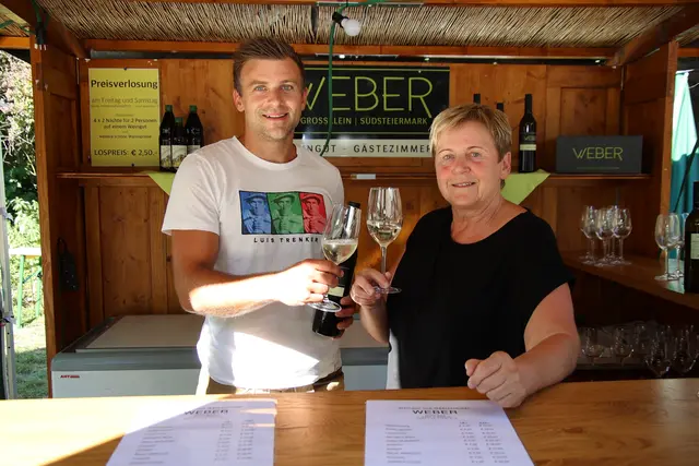 Daniel Weber mit Mutter Anna und erfrischendem Weißwein.