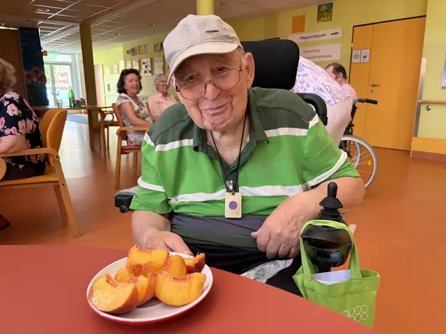 Doch eigentlich waren es nicht die Pfirsiche allein, die diesen Moment so besonders machten. Es waren die strahlenden Gesichter, die dankbaren Blicke und die Freude, die in diesem Augenblick im Raum spürbar war. Im Bild Herbert Eitler