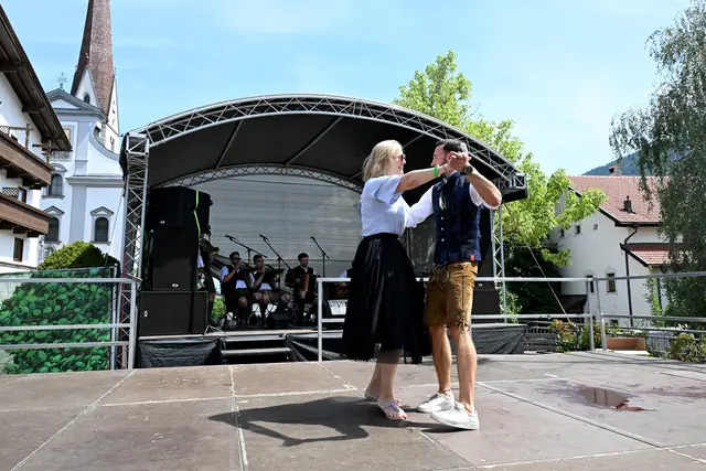 Dancing in the Sun: Bgm. Thomas Suitner und Lisa Schwaninger zeigten, wie das bei 30 Grad geht.