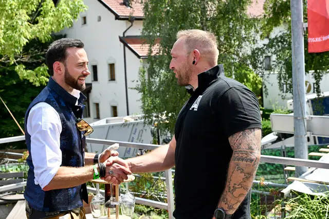 Gratulation von Bgm. Thomas Suitner für Obmann Matthias Leis zum 10-jährigen Chefjubiläum.