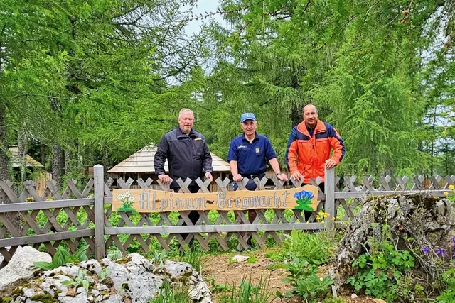 Alexander Themel, Gottfried Marold und Charly Moser (von links) beim Schaugarten "Alpinum". Der Standort wurde in vorsichtiger Kleinarbeit verlegt und heuer beim Festgelände feierlich eingeweiht. | Foto: Kameradschaft der Bergwacht-Einsatzstelle Bleiburg