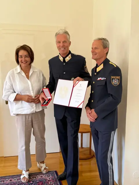 Bei der Verleihung des Silbernen Ehrenzeichens an Siegfried Aigner (Mitte) durch Bezirkshauptfrau Michaela Rohrmoser und Brigadier Manfred Lindenthaler.  | Foto: Aigner/Polizei