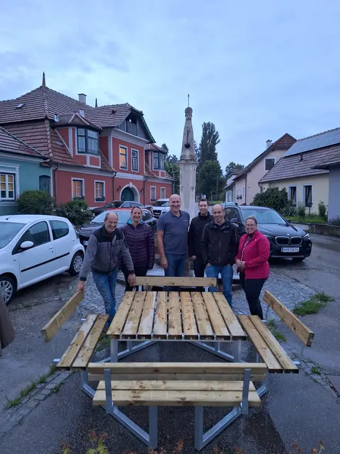 Neue Sitzgelegenheiten für Zöbing.