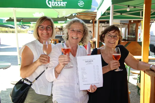 Das steirische Lebensgefühl genossen bei erlesenen Weinsorten auch Sonja, Judith und Ursula.