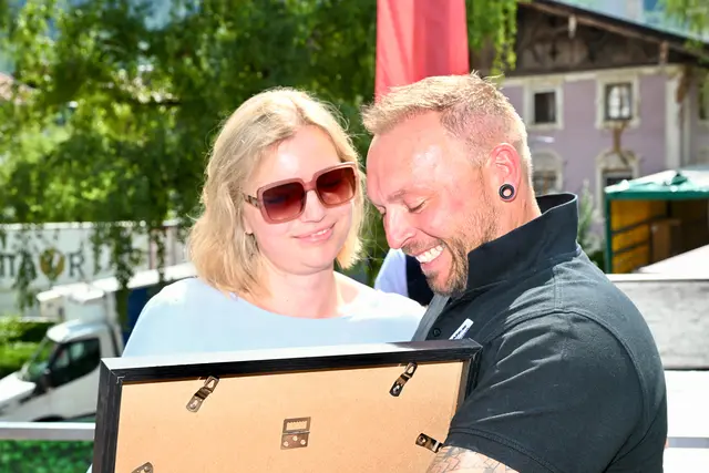 Matthias bleibt - Lisa geht: Zum Abschied nach 10 Jahren Zusammenarbeit gab es für Lisa Schwaninger herzliche Worte, eine Urkunde und ein Abschiedsbussi!