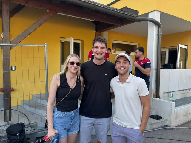Valentina Ebner, Marcus Fischer und Daniel Birgsteiner genossen den entspannten Abend am Fußballplatz. | Foto: Bernd Dorner