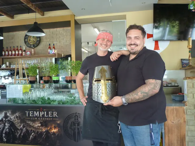 Küchenchef Norbert und Geschäftsführer Daniel Jurak präsentierten stolz das neue Lockenhauser Gasthaus: Templer.  | Foto: Vanessa Wittmann