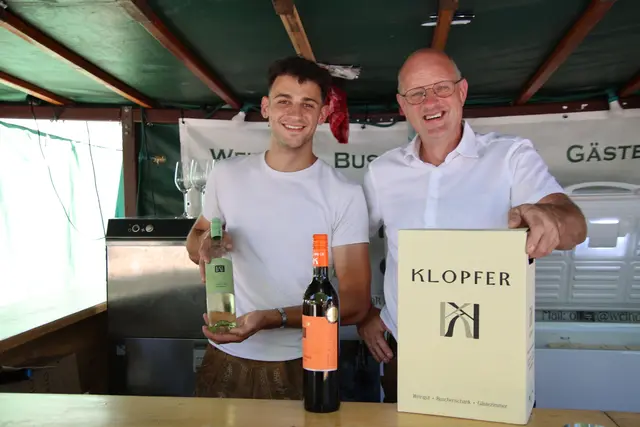 Stefan und Roland sind beim Weinbauernmarkt stets dabei.