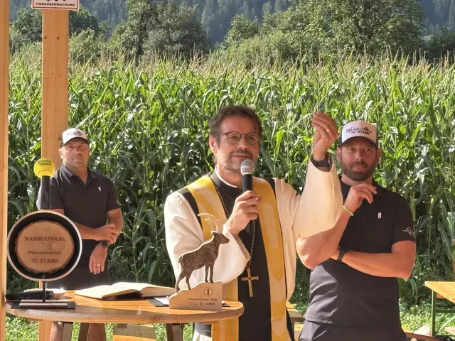 Der Stamser Abt Cyrill Greiter weihte die Anlage ein, rechts: Obman Stefan Schauppenlehner. | Foto: Perktold