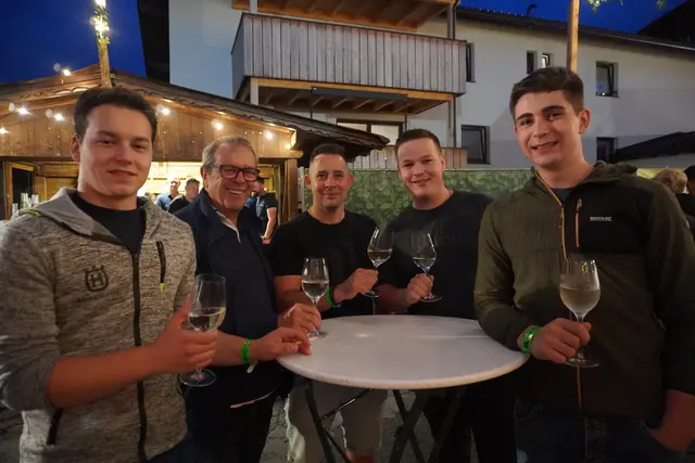 Beste Laune in der neuen Weinstraße beim Axamer Dorffest.  | Foto: AMG