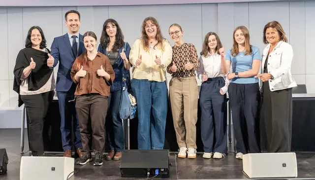 Mag. Barbara Mittmasser (HAK Ybbs), Christoph Wiederkehr, MA (Bundesminister für Bildung), Vanessa Popp, Meline Mirzoian, Sophie Geyrecker, Johanna Karner, Lara Brunner, Juliana Wurzer (2. Jahrgang HAK Ybbs), Renate Anderl (Präsidentin der Arbeiterkammer Wien und der Bundeskammer für Arbeiter und Angestellte) | Foto: Julian Roninger/IFTE