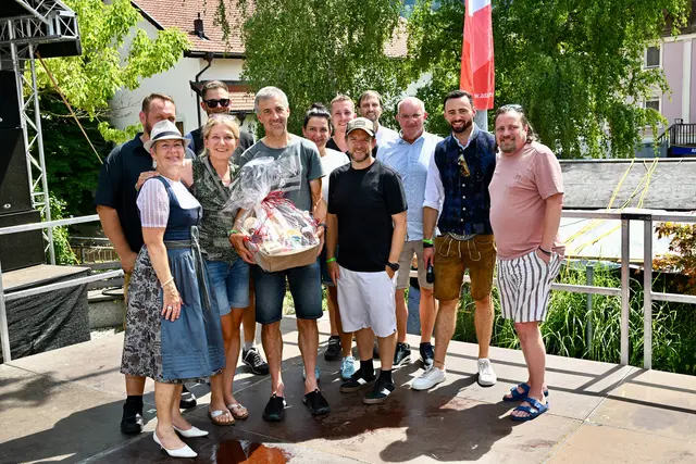 "Dolomitenkönig" Heinz Gatscher mit seinem Betreuerteam und die Gratulanten.