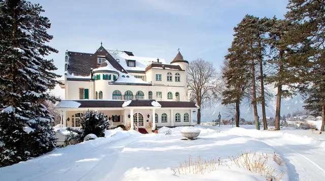 Das ehemalige Schlosshotel Igls wurde von der Schlosshotel Igls Betriebs GmbH &amp; Co KG abgerissen und neu gebaut.  | Foto: Marketing Deluxe/MeinBezirk Archiv