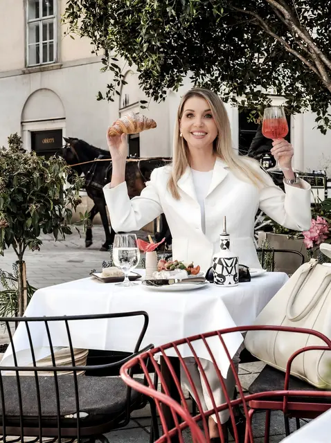 Die Autorin Anja Rauter liest und präsentiert humorvolle Auszüge aus ihrem aktuellen Dolce‑Vita‑Krimi „Alibi al dente“. | Foto: 2026/psb