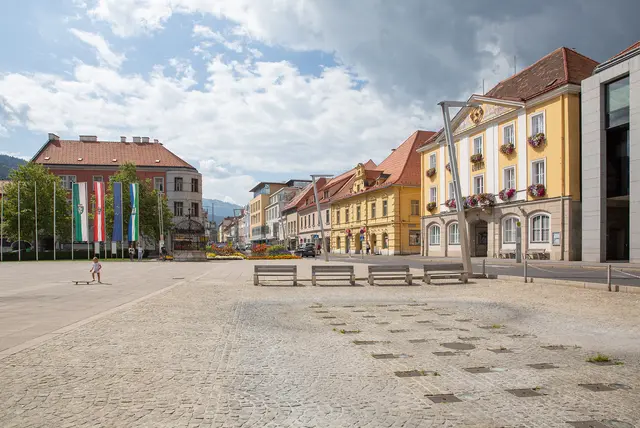 Der Hauptplatz und angrenzende Gassen in Bruck an der Mur sind seit 1. August von einem sektoralen Bettelverbot betroffen. | Foto: Marusa Puhek