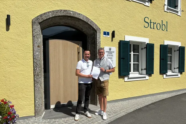 Landesrat Martin Zauner (links) mit Strobls Bürgermeister Harald Humer. | Foto: Land Salzburg/Büro Zauner