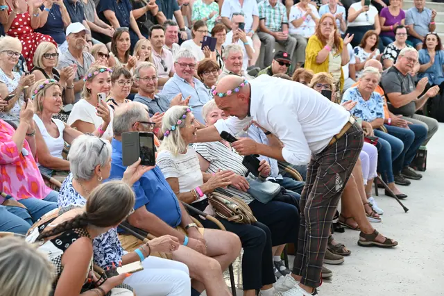 Augenzwinkernd verriet er, dass er "schon immer einmal ein Blumenkränzchen auf dem Kopf tragen wollte" sehr zur Freude der Besucher.
 | Foto: Gerlinde Siebenhandl