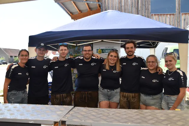 Die Landjugend aus dem Bezirk Oberwart veranstaltete das Landespflügen und versorgte die Gäste auch mit Getränken. | Foto: MeinBezirk/Michael Strini