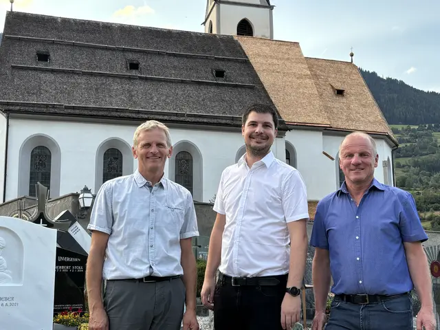 Dorfchef Patrick Holzknecht (m.) mit dem Leiter des Seelsorgeraumes Pitztal, Harald Sturm und dem Obmann des Pfarrgemeinderates, Friedl Eiter (r.) | Foto: Perktold