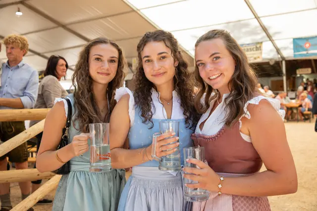 Lisa Kindl, Hannah Ponweiser und Lena Taschner im Dirndl.