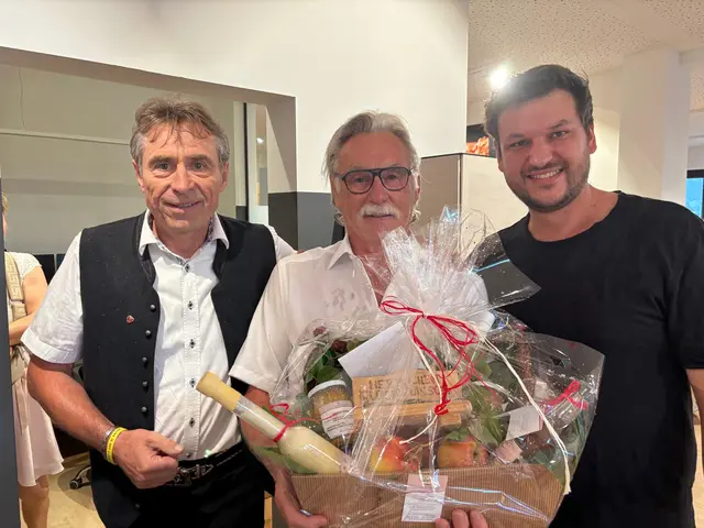 Ehrenbürger Hartl Widauer feierte - Bgm. Josef Giner (li.) und GV Martin Hörtnagl gratulierten. | Foto: Gemeinde Unterperfuss