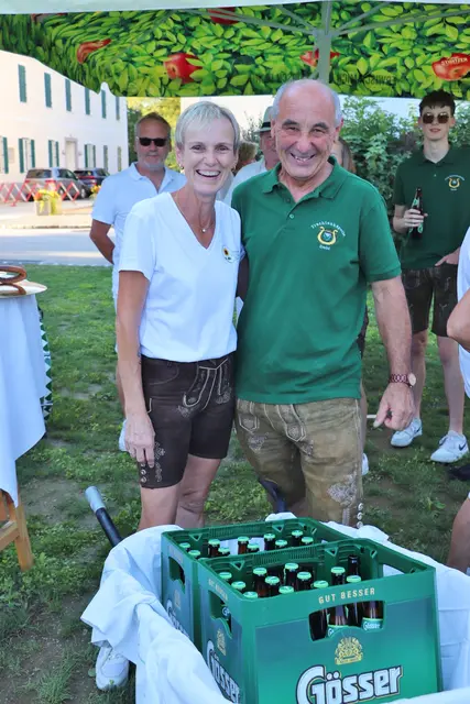 Überraschung für Annemarie Sperl:  Josef Kainz von der Trachtenkapelle Dobl kam mit Musikerkollegen und einer Scheibtruhe voll Bier zum Sommerfest.  | Foto: Edith Ertl