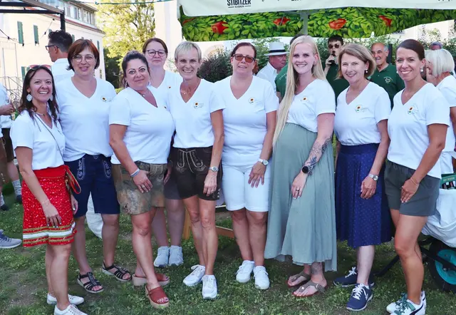 Obfrau Annemarie Sperl (Bildmitte) und die VP-Frauen organisierten ein geselliges Sommerfest mit viel Herzlichkeit | Foto: Edith Ertl