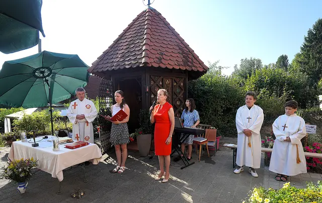 Traditionell werden am 15. August bei der Hildegard von Bingen-Kapelle Kräuterbüschel gesgnet. | Foto: Waltraud Wachmann
