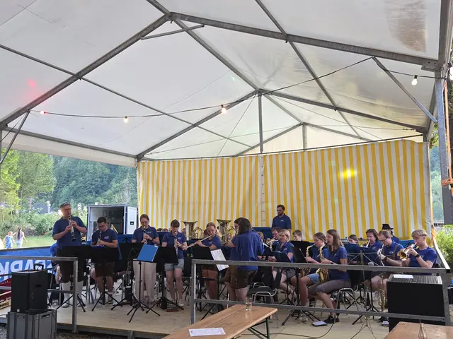 Für musikalische Unterhaltung beim Dämmerschoppen des Feuerwehrfestes sorgte der Musikverein Hohenberg. | Foto: Julia Steyrer