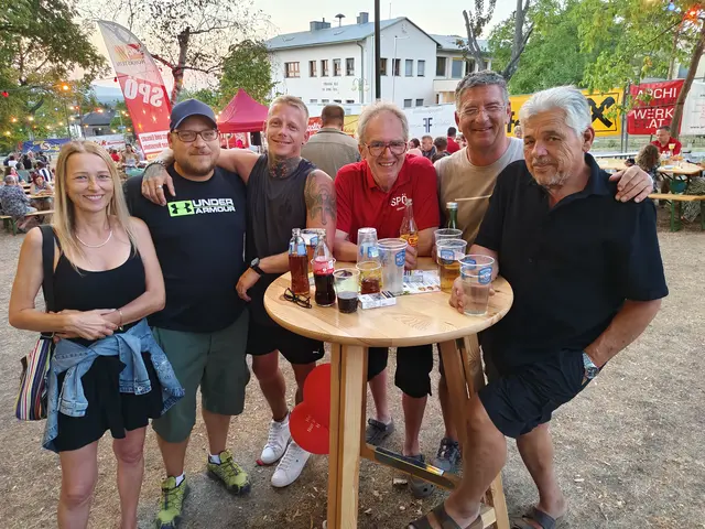 Auch um Stehtische versammelten sich zahlreiche Besucherinnen und Besucher und verbrachten gesellige Stunden miteinander.