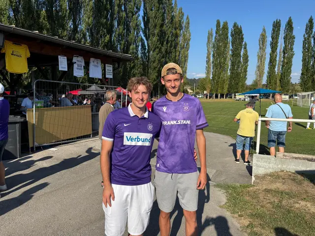 Paul und Luis Pfeffer-Redl feuerten ihren Vater Anton Pfeffer von der Tribüne aus an.  | Foto: Bernd Dorner