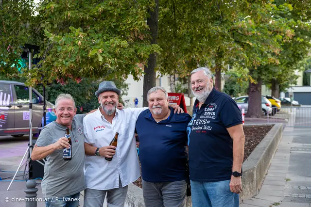 Hannes und Weindi freuen sich über den Besuch von Freunden aus Bezirk Baden und Wien. | Foto: cine-motion.at / R. Ivanek