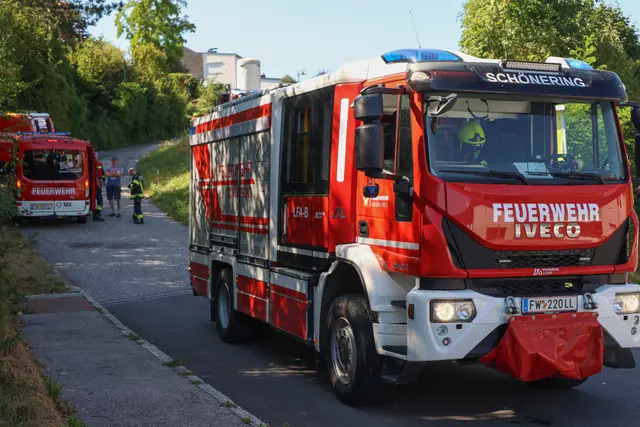 In einer Wohnanlage in Wilhering kam es zu einem Zimmerbrand im Obergeschoß. Drei Feuerwehren standen im Einsatz. | Foto: laumat.at/Matthias Lauber