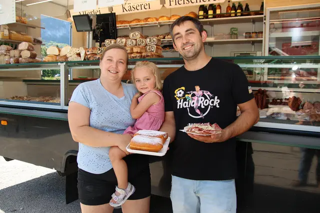 Steirische Jause: Juanita Tropper mit Evita und Hermann Bscheider.