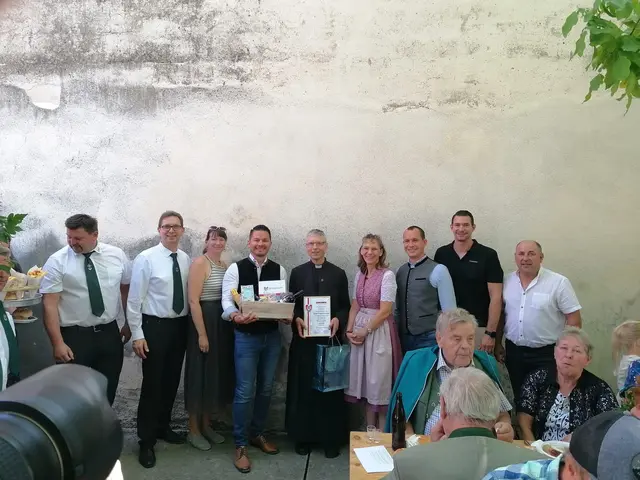 Im Rahmen des Annafestes erhielt Pater Franz Krenzel SJM die Goldene Ehrennadel der Marktgemeinde Blindenmarkt. | Foto: Bürger Blindenmarkt