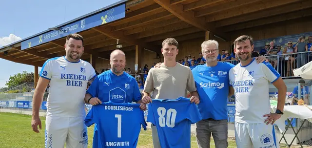 Lask-Torhüter Lukas Jungwirth (Bildmitte), flankiert von Vereinsfunktionären der TSU Wartberg/Aist. | Foto: MeinBezirk Freistadt