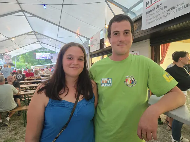 Melanie Umgeher aus Hohenberg und Dominik Denk von der FF St.Aegyd freuten sich über die gute Stimmung beim Feuerwehrfest. | Foto: Julia Steyrer