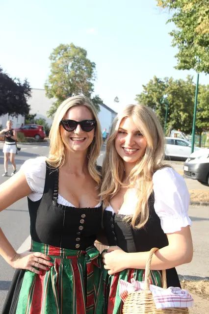 Dirndl muss sein: Celine Anzur und Lisa Griesser. | Foto: Zezula, treilaf