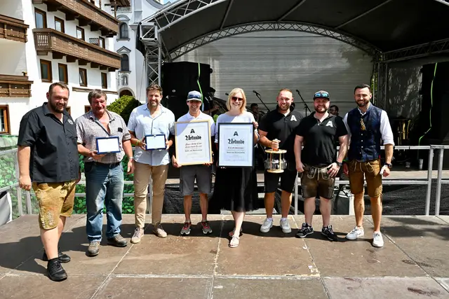 Geehrt und ausgezeichnet: Simon Leis, Peter Bucher, Thomas Saurer, Martin Leis, Lisa Schwaninger, Matthias Leis, Bernd Fauster und Bgm. Thomas Suitner (v.l.n.r.)