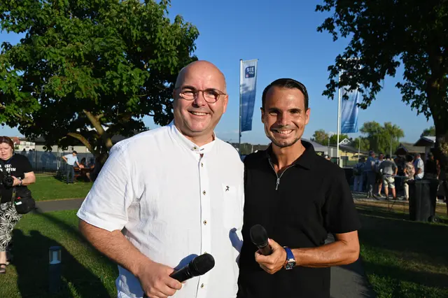 Bürgermeister Otto Jäger begrüßt Daniel Düsenflitz auf der Seebühne in Neumarkt | Foto: Gerlinde Siebenhandl
