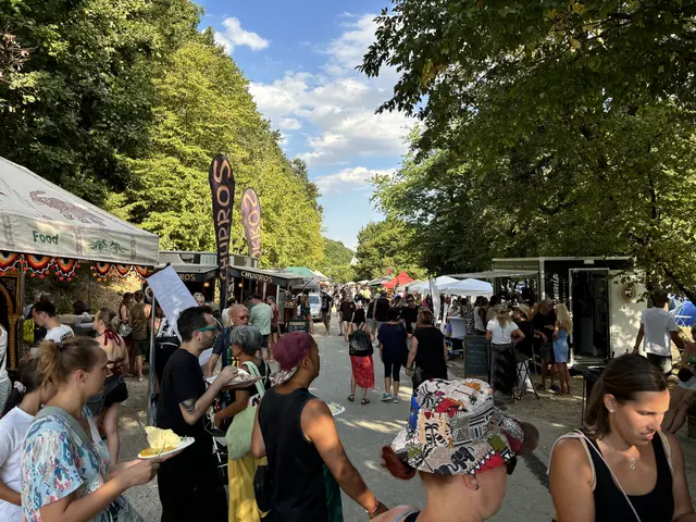 Auch vor den Toren des Festivalgeländes konnte geshoppt und genossen werden.  | Foto: MeinBezirk/Barbara Babonitsch-Diewald