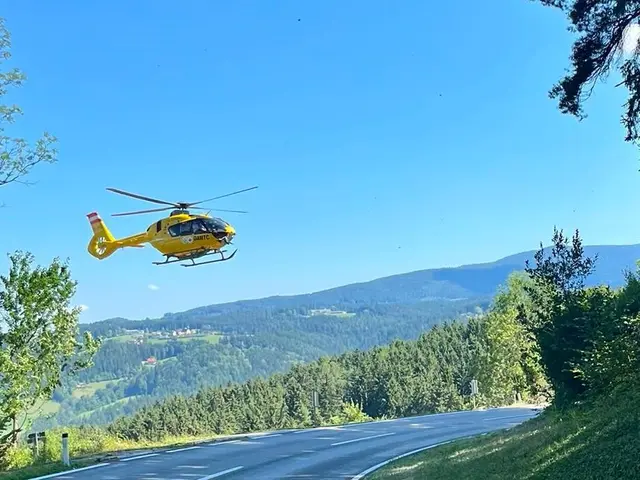 Der Rettungshubschrauber musste auf der B70 nach einem Motorradunfall landen. | Foto: Scheer/Rotes Kreuz Stmk.