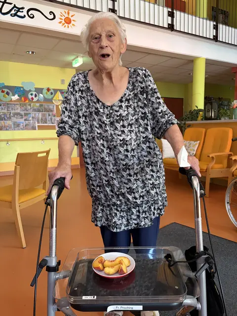 Maria meinte, "Das zweite Teller mit den Pfirsichspalten lasse ich nach dem Mittagessen auf meiner Zunge zergehen."