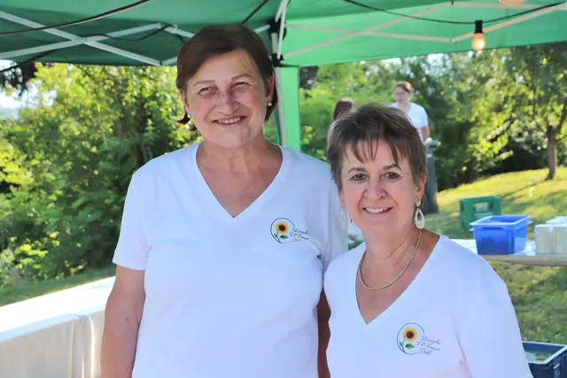 Frieda und Grete tischten Apfel-, Tropfen- und Schwarzbeerstrudel auf.  | Foto: Edith Ertl