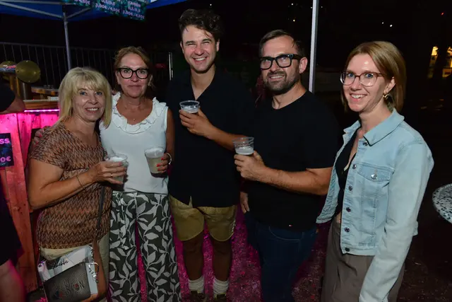 
Für eine besondere Überraschung sorgte auch Chris Steger, der am nächsten Tag bei „Stars in Gars“ auftrat und zuvor die Veranstaltung in Maiersch besuchte. Er zeigte sich sichtlich begeistert von der Party und der Stimmung im Kellergraben. Sein Besuch sorgte bei den Feiernden für viele überraschte Gesichter und machte den Abend für viele zu einem besonderen Erlebnis.