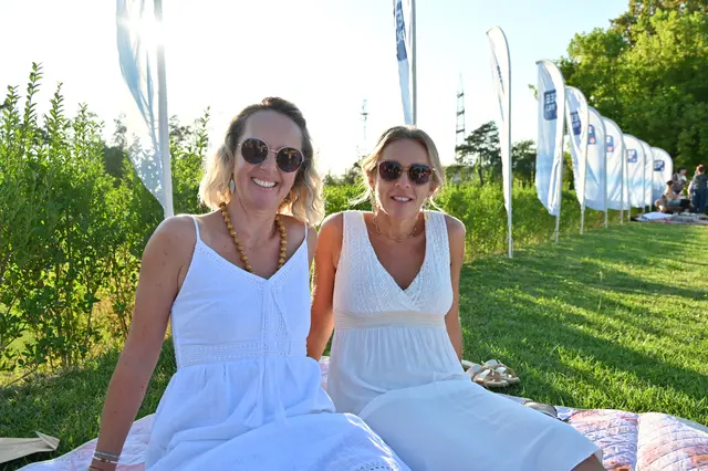 Marlene Schauppenlehner und Claudia Brandstetter genießen die Atmosphäre auf der Seebühne in Neumarkt | Foto: Gerlinde Siebenhandl