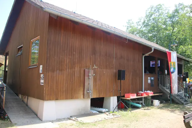 ... Zöbinger Badehütte.