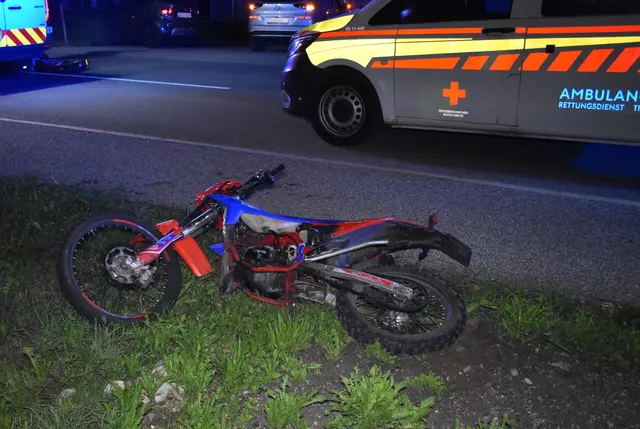 In Schwendau auf der L229 ereignete sich Samstagnacht ein schwerer Mopedunfall: ein 17-jähriger Mopedlenker und seine 15-jährige Mitfahrerin, die beide ohne Helm unterwegs waren, kamen in einer Linkskurve zu Sturz. | Foto: ZOOM.Tirol