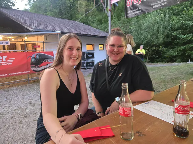 Ziva Tanzberger aus Türnitz und Hannah Bernhard aus Lilienfeld nutzten das schöne Sommerwetter für einen Besuch beim Feuerwehrfest. | Foto: Julia Steyrer